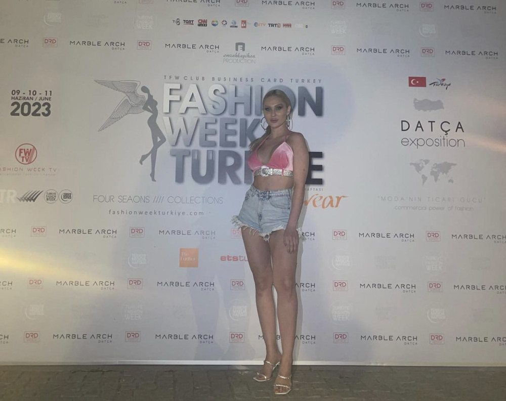 &Uuml;nl&uuml; model Merve Y&uuml;ksel, tatil pozlarıyla herkesi b&uuml;y&uuml;ledi